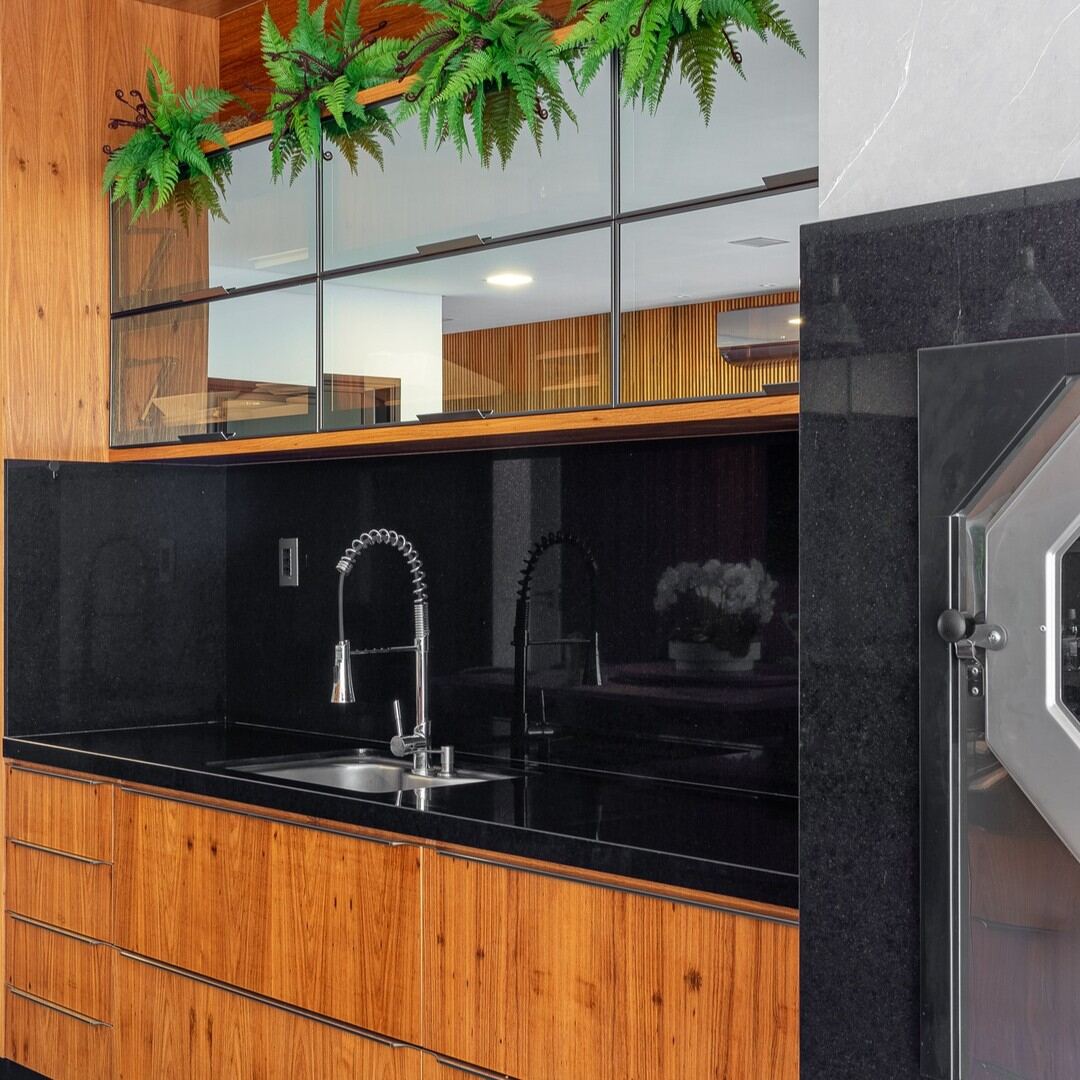 Bancada de cozinha em granito preto, obra da Marmoraria BR