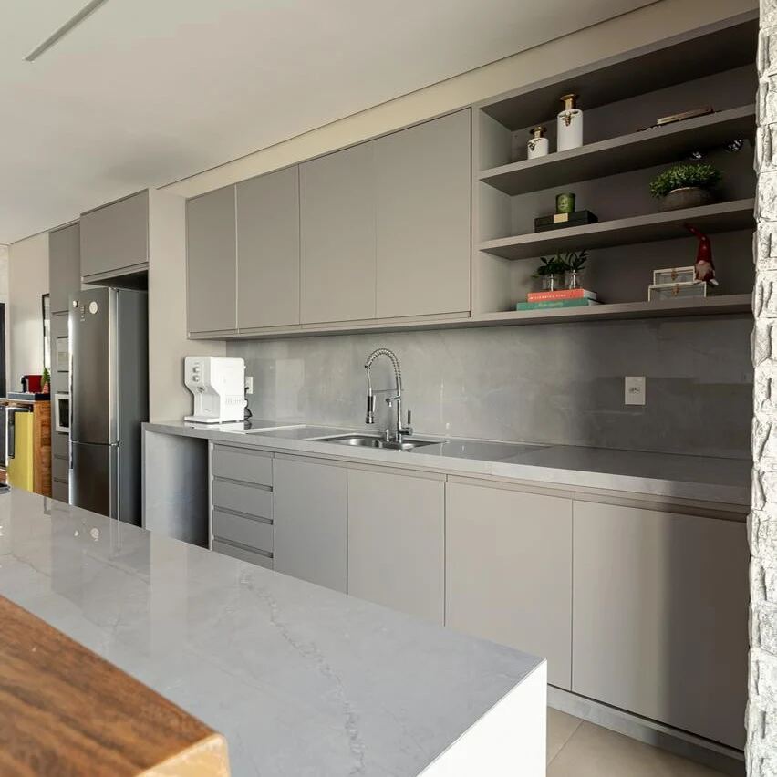Cozinha completa com bancada em pedra natural, obra da Marmoraria BR