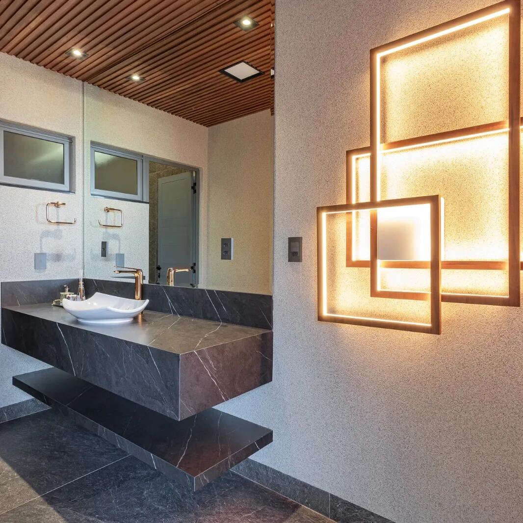 Bancada de banheiro com iluminação, obra da Marmoraria BR