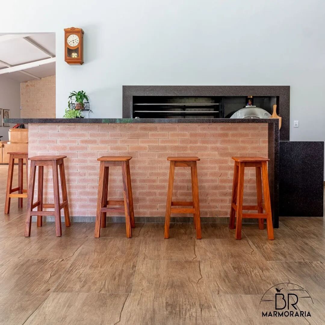 Espaço gourmet com bancada em pedra natural, obra da Marmoraria BR