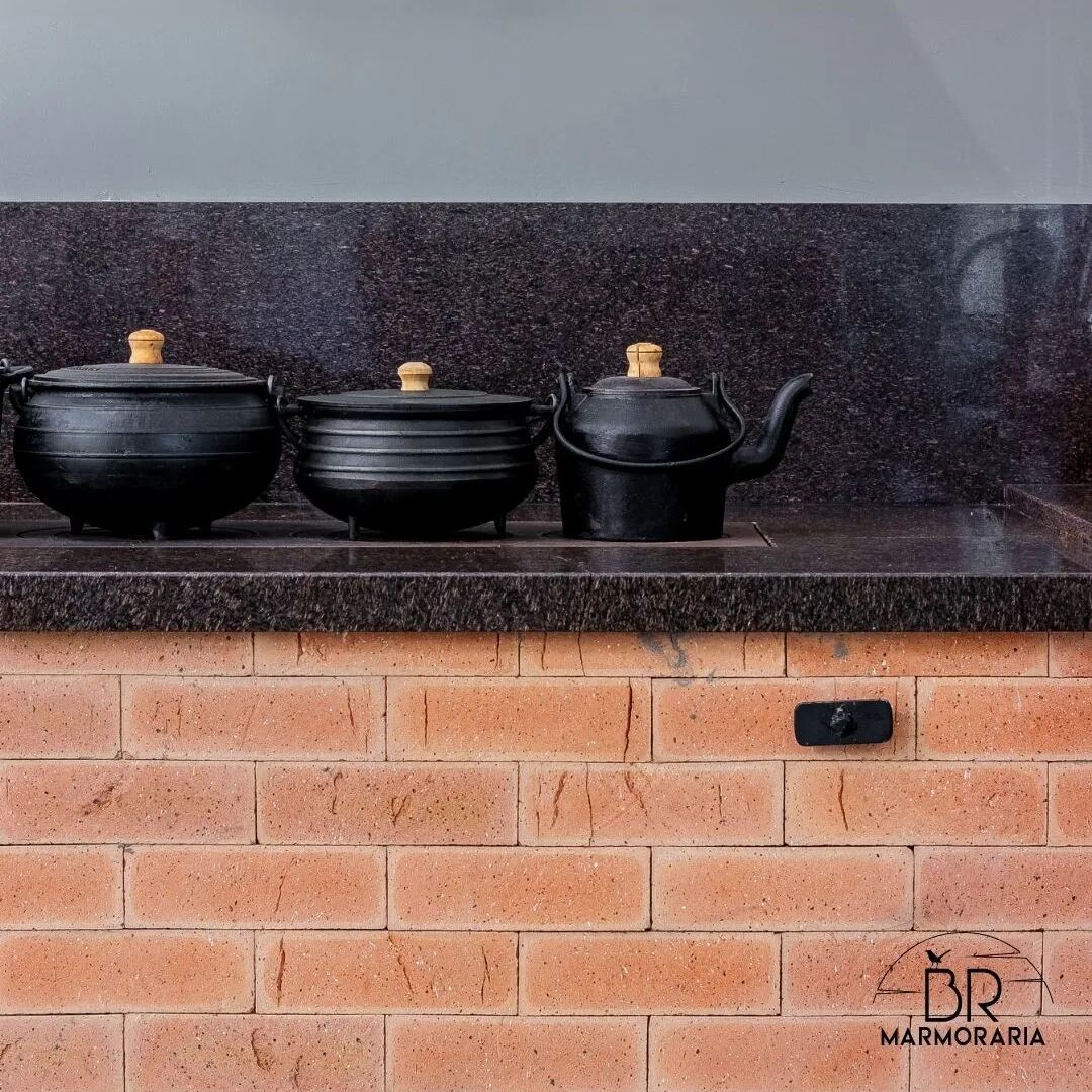 Área gourmet em pedra natural, obra da Marmoraria BR