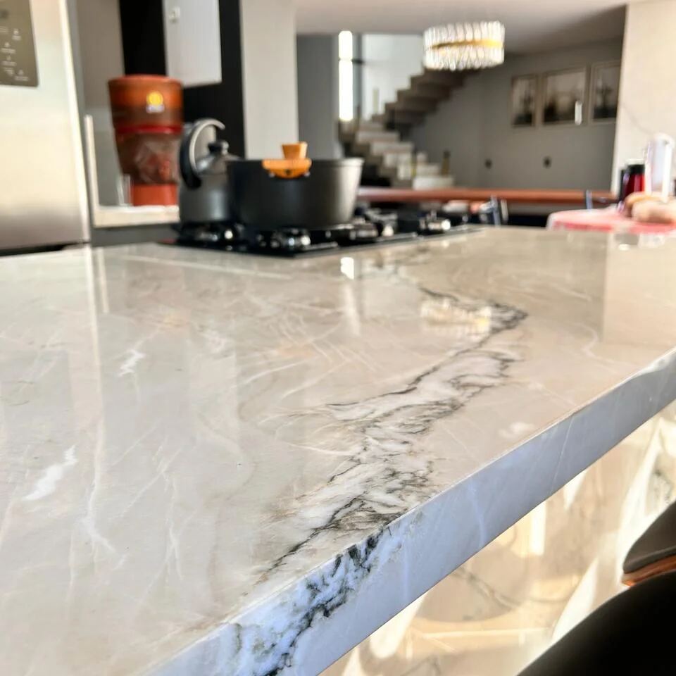 Detalhe de bancada em mármore, obra da Marmoraria BR