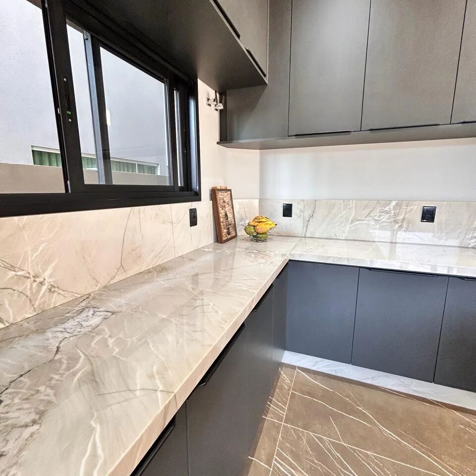 Bancada de cozinha finalizada, obra da Marmoraria BR
