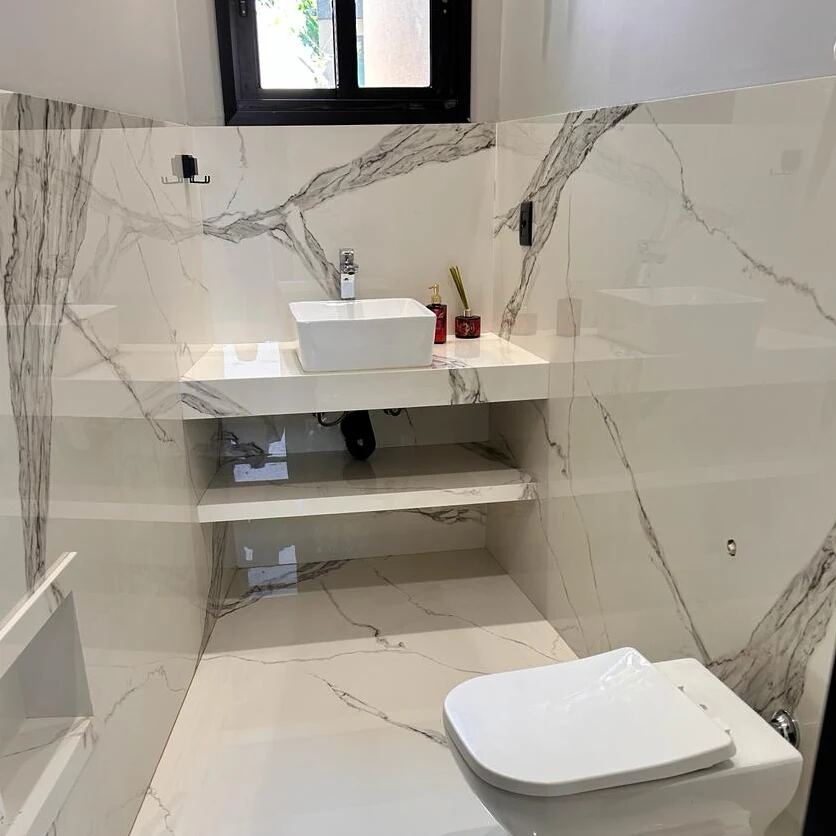 Detalhe de banheiro em pedra natural, obra da Marmoraria BR